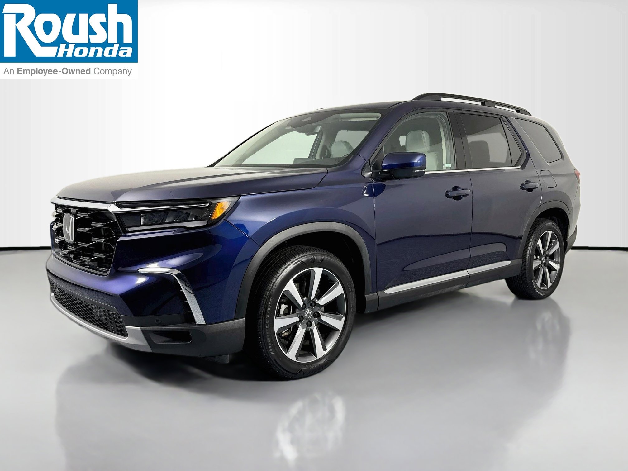 Certified 2025 Honda Pilot Touring image 1