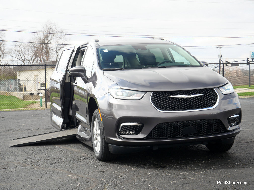Used 2022 Chrysler Pacifica Touring-L FWD image 11