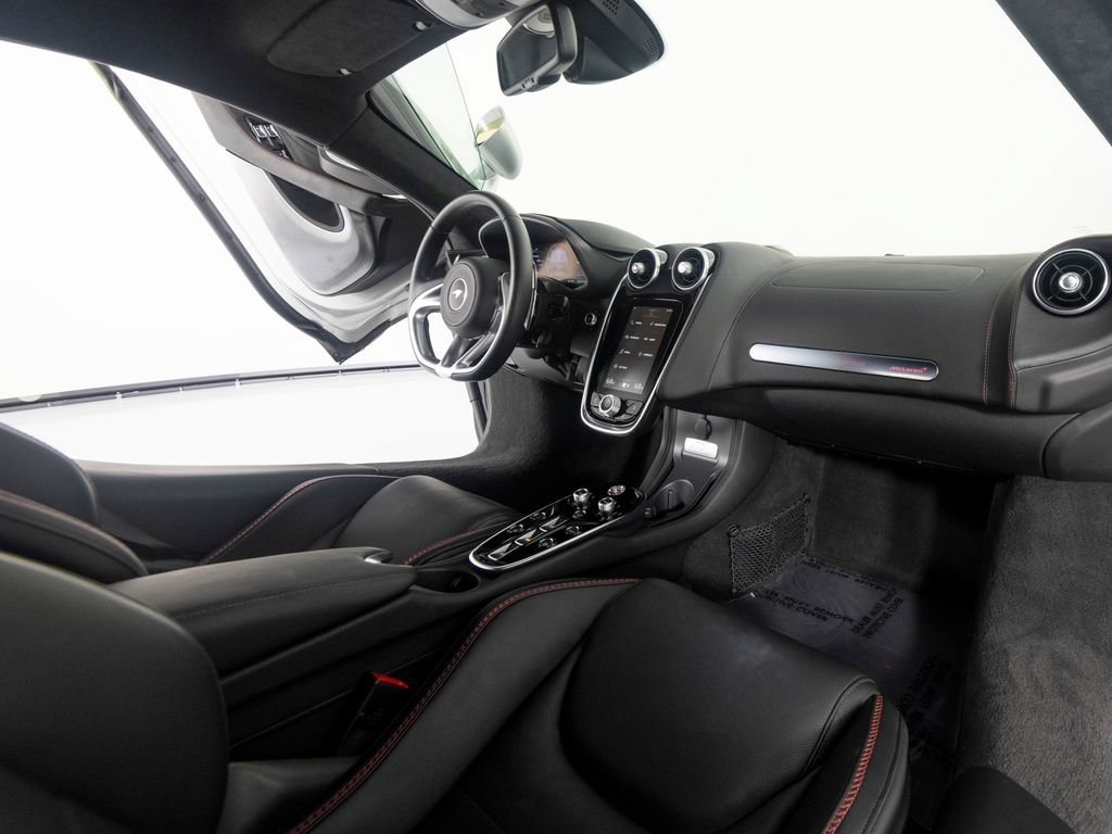 Used 2022 McLaren GT RWD image 23