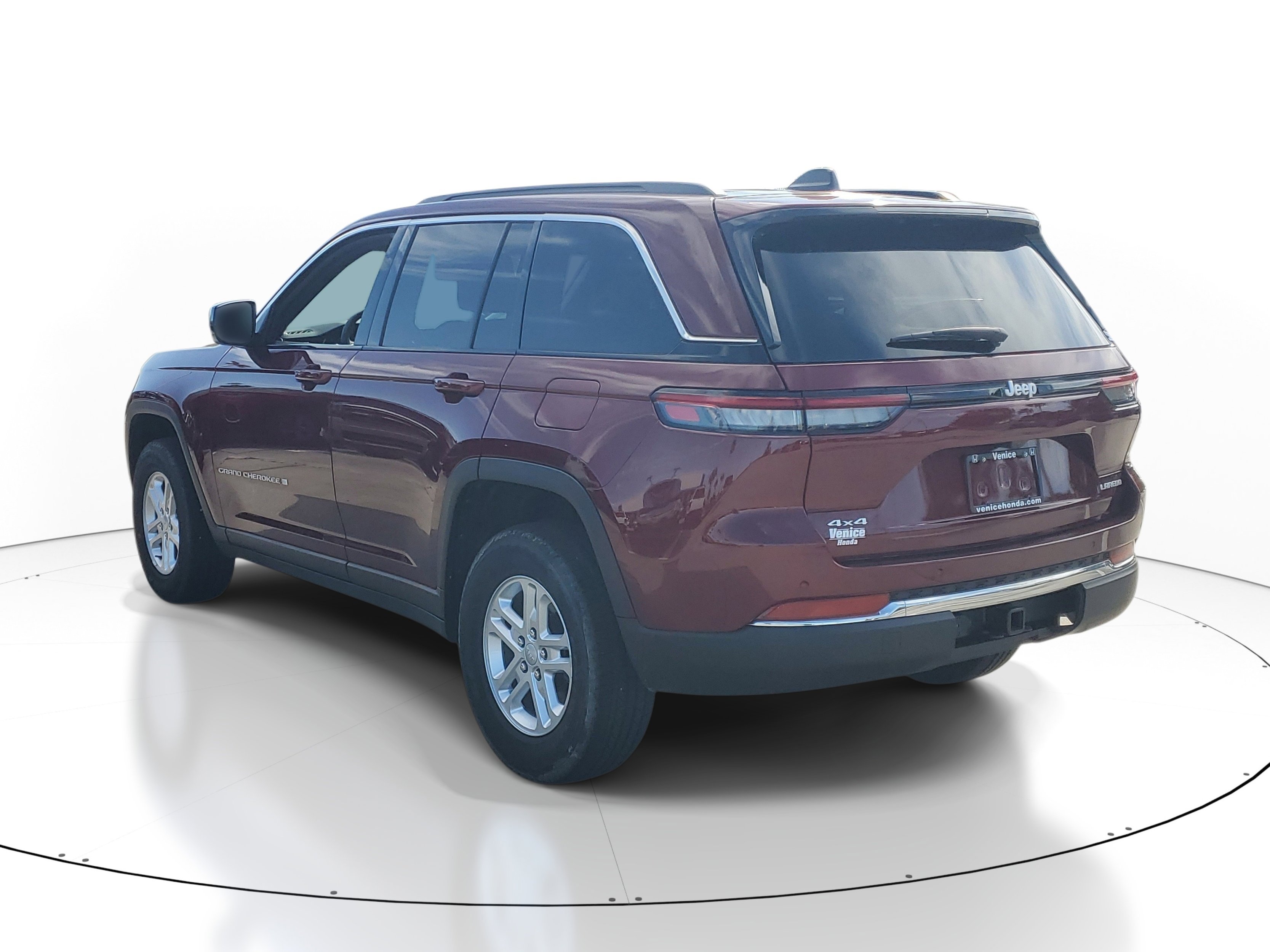 Used 2025 Jeep Grand Cherokee Laredo w/ Trailer Tow Package AWD/4WD image 4