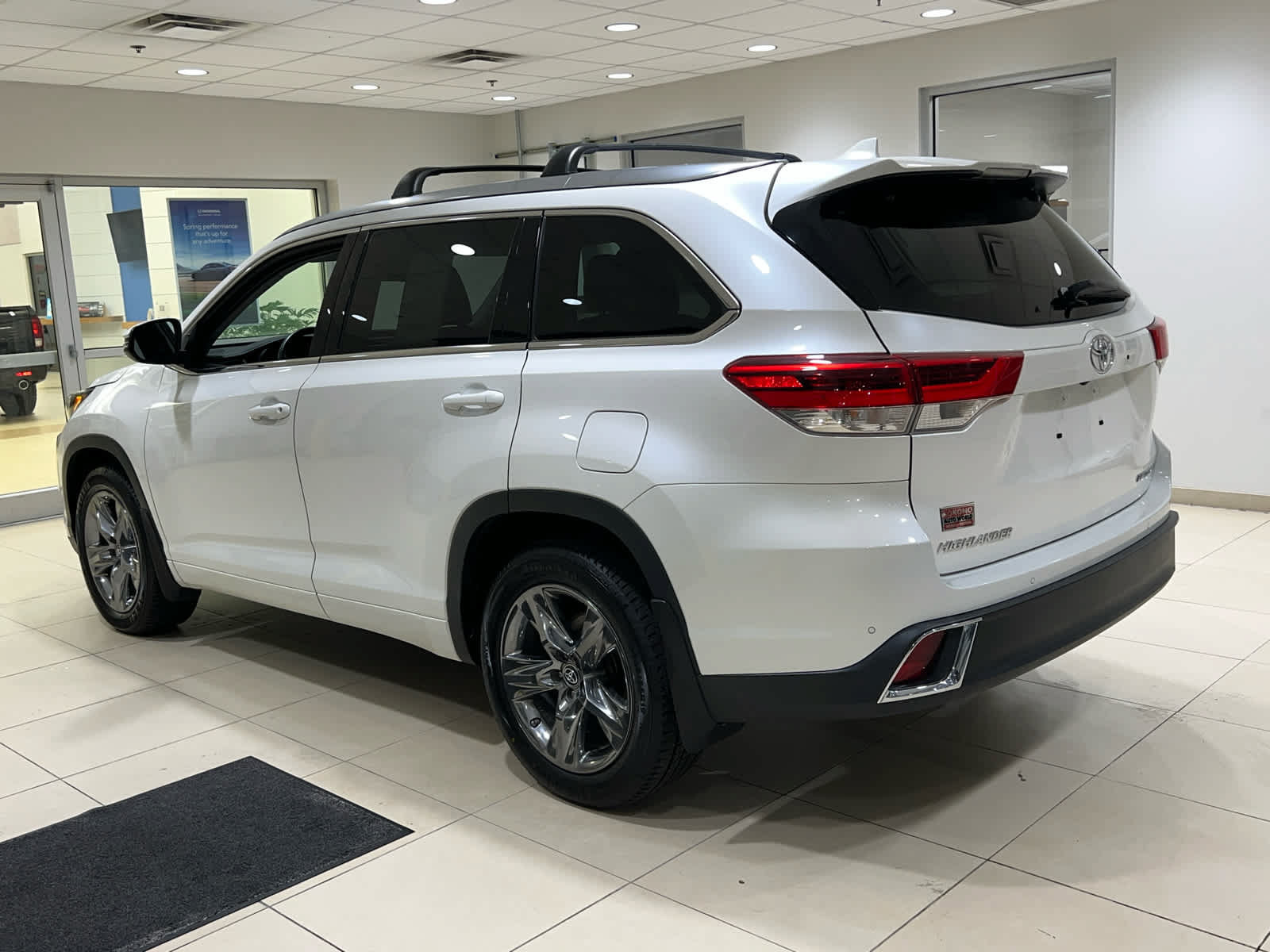Used 2019 Toyota Highlander Limited Platinum w/ Carpet Mat Package (TMS) AWD/4WD image 10
