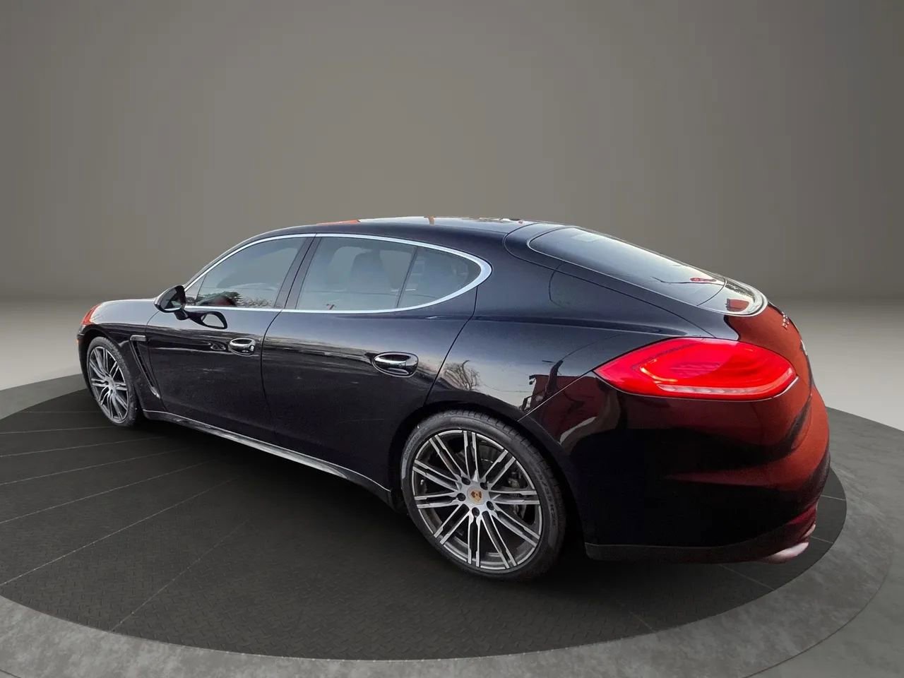 Used 2016 Porsche Panamera 4S image 4