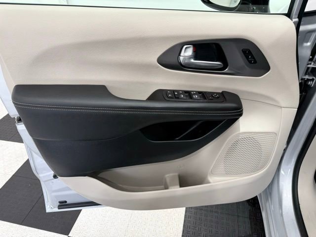 Used 2024 Chrysler Pacifica Touring-L image 14