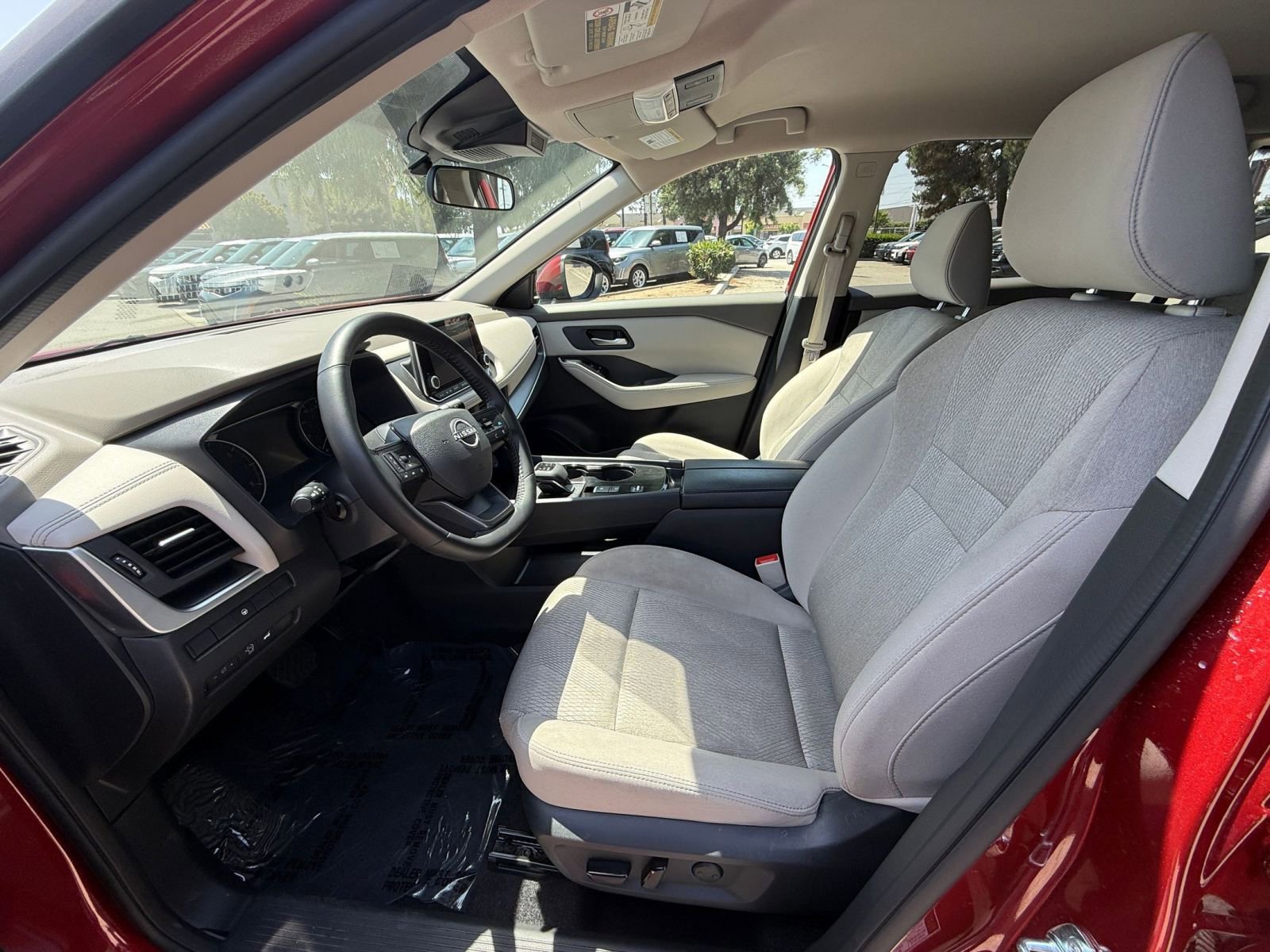 Used 2025 Nissan Rogue SV FWD image 25