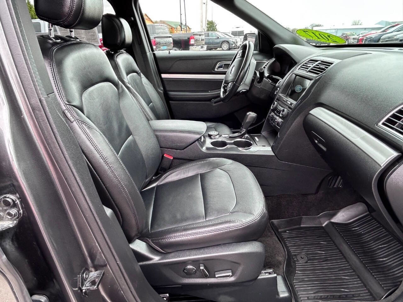 Used 2017 Ford Explorer XLT w/ Equipment Group 202A AWD/4WD image 22
