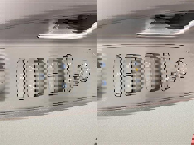 Used 2025 Hyundai Elantra SEL image 13