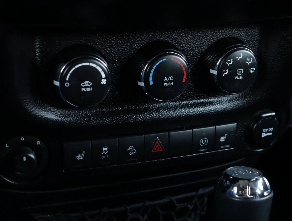 Used 2015 Jeep Wrangler Unlimited Sahara image 14