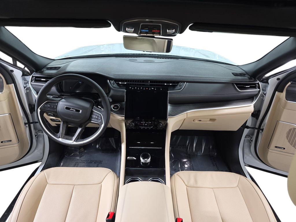 Used 2025 Jeep Grand Cherokee Limited w/ Luxury Tech Group II AWD/4WD image 9