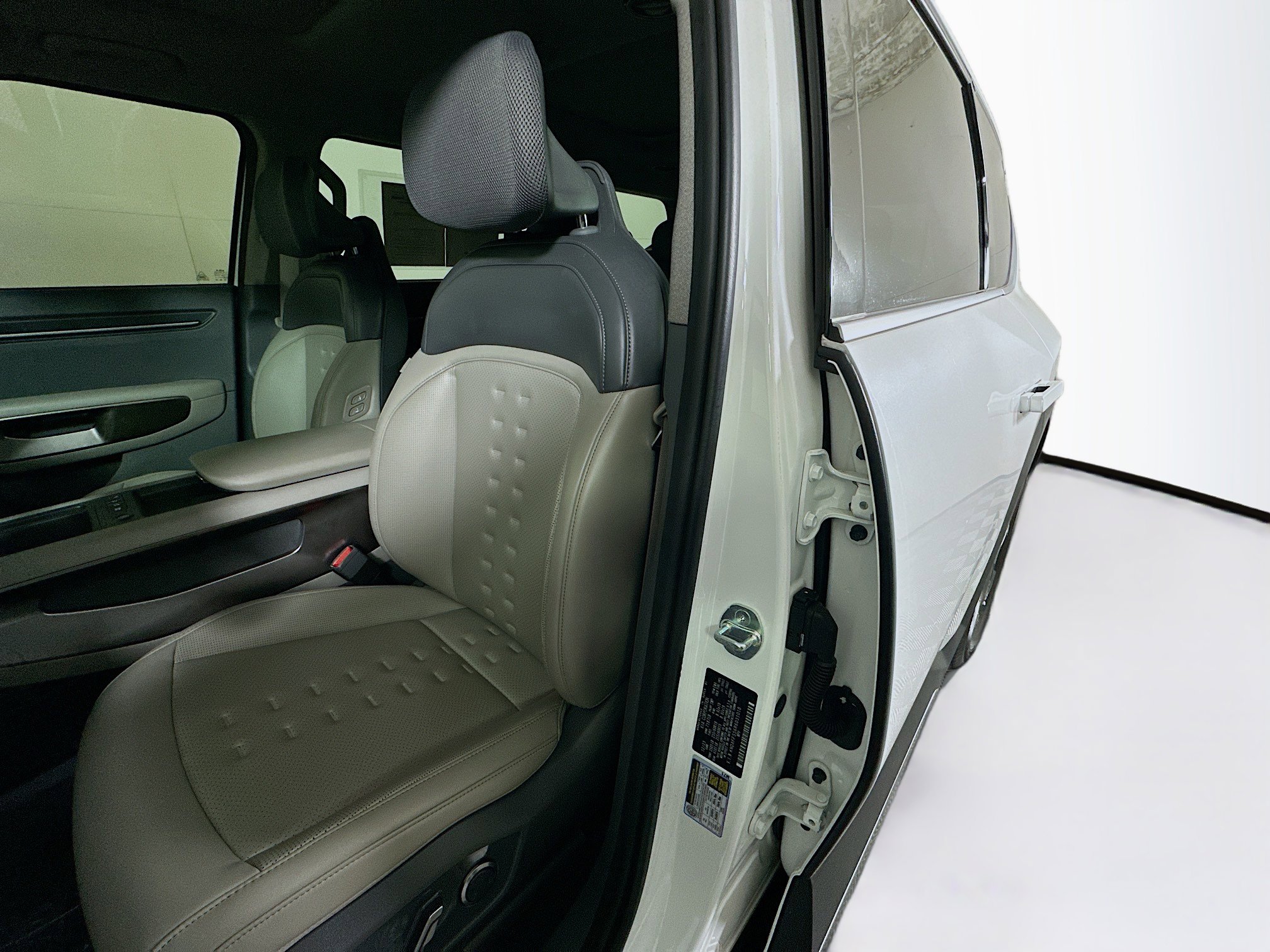 Used 2024 Kia EV9 Wind image 12