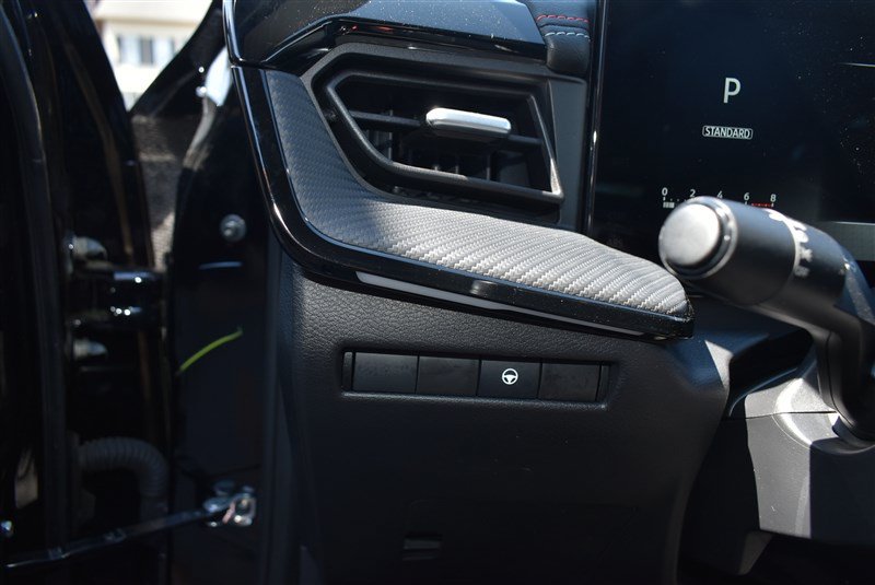 Used 2025 Nissan Kicks SR AWD/4WD image 13