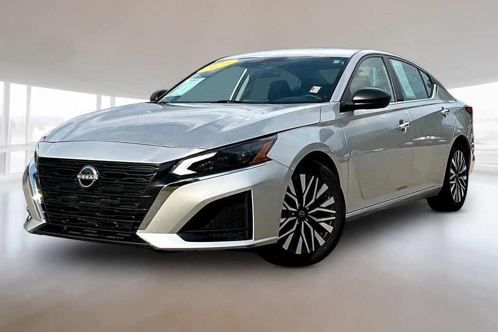 Used 2024 Nissan Altima 2.5 SV FWD image 1