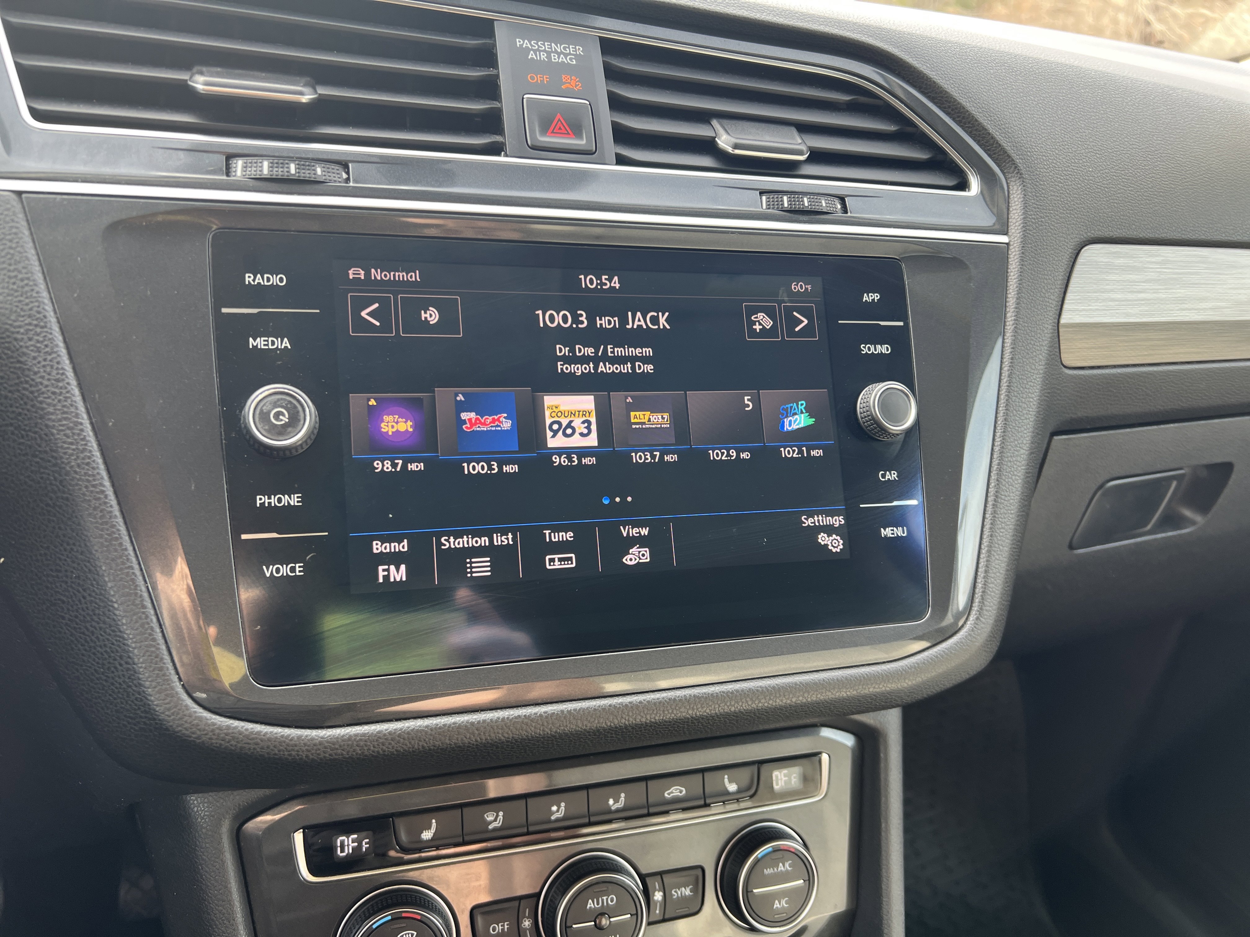 Used 2018 Volkswagen Tiguan SE w/ 18" Alloy Wheels Package image 22