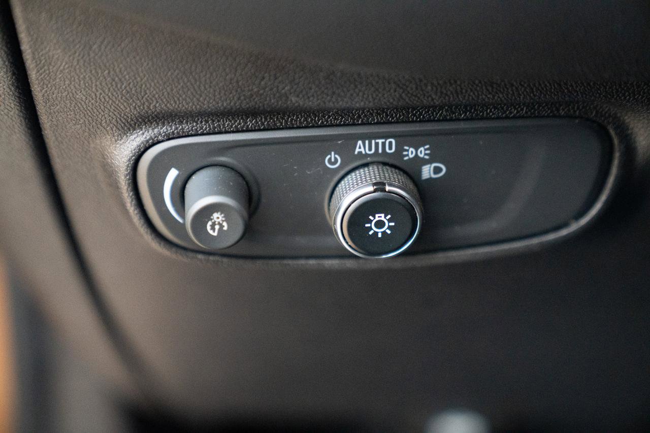 Used 2018 Chevrolet Equinox LT FWD image 22