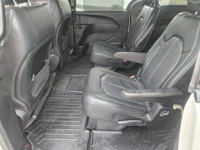 Used 2020 Chrysler Pacifica Touring-L w/ S Appearance Package FWD image 10