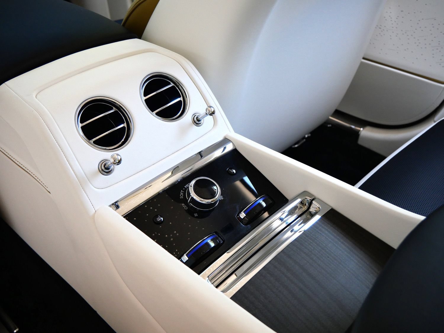 Used 2024 Rolls-Royce Spectre w/ Spectre Launch Package AWD/4WD image 30