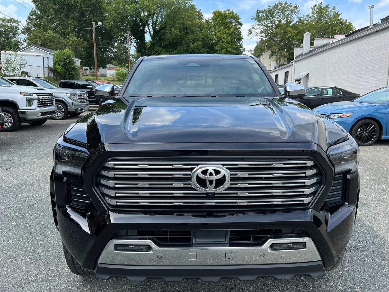 Used 2025 Toyota Tacoma Limited AWD/4WD image 2