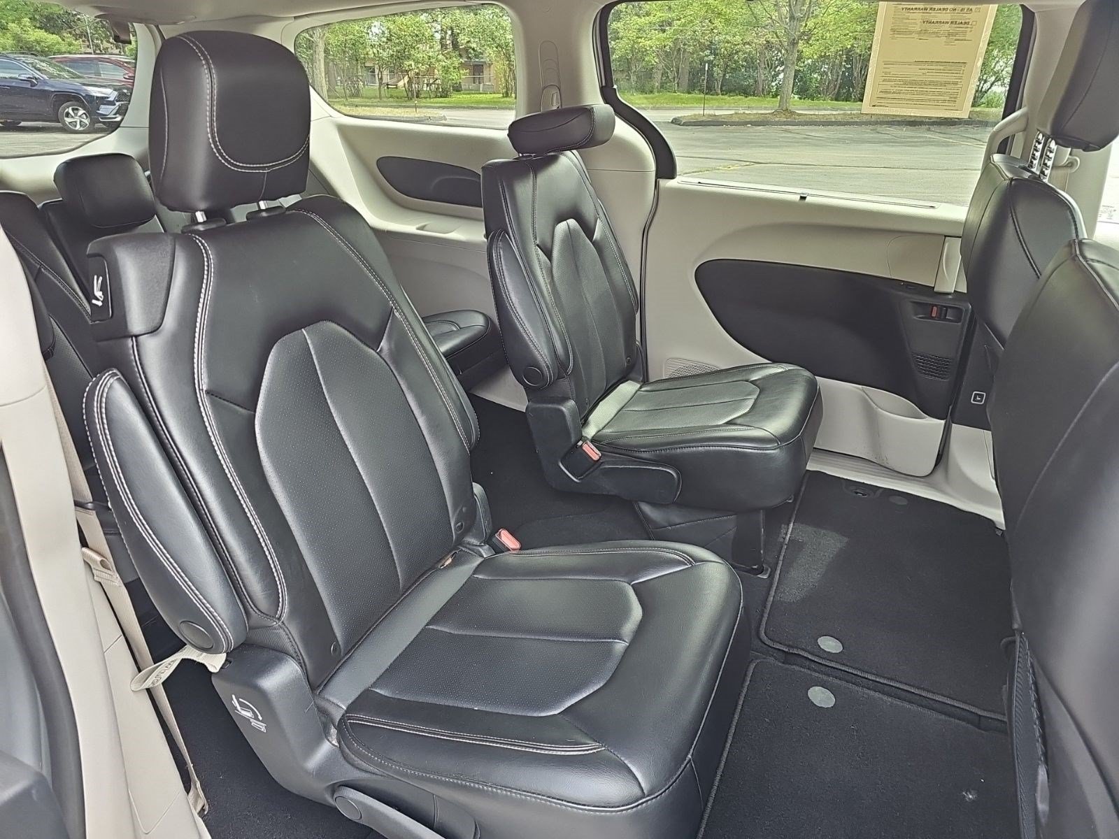 Used 2023 Chrysler Pacifica Touring-L FWD image 15
