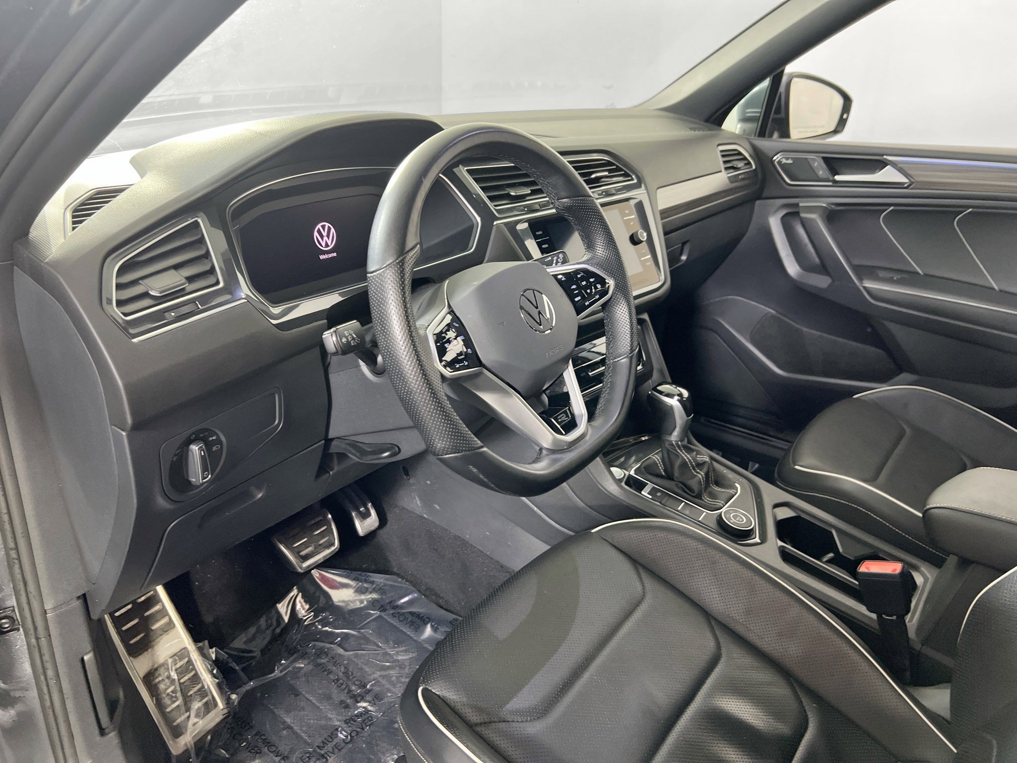 Used 2022 Volkswagen Tiguan SEL R-Line AWD/4WD image 9