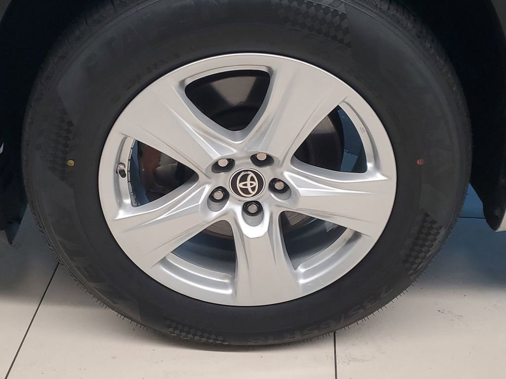 Used 2024 Toyota Highlander LE FWD image 4