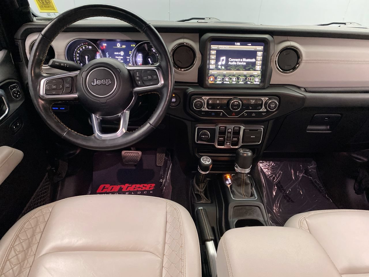 Used 2022 Jeep Wrangler Unlimited Sahara AWD/4WD image 15
