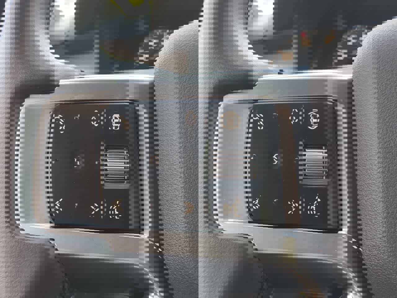 Used 2025 Land Rover Discovery Dynamic SE AWD/4WD image 25