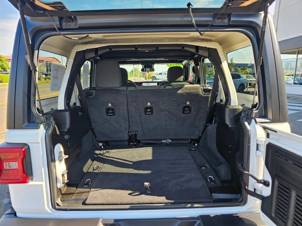 Used 2025 Jeep Wrangler Unlimited Rubicon AWD/4WD image 14