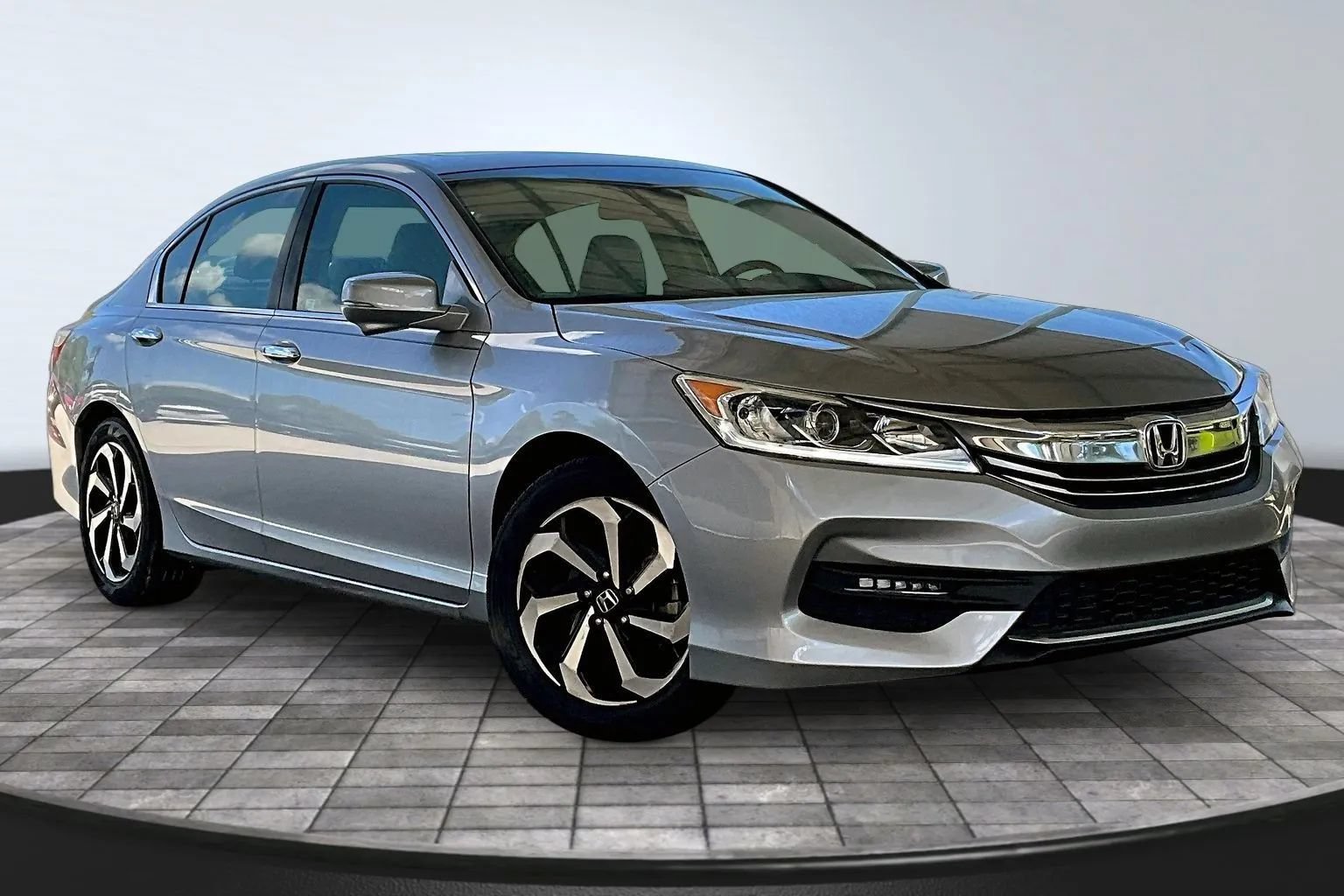 Used 2017 Honda Accord EX-L image 3