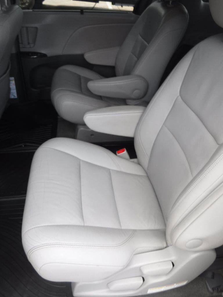 Used 2017 Toyota Sienna AWD image 28