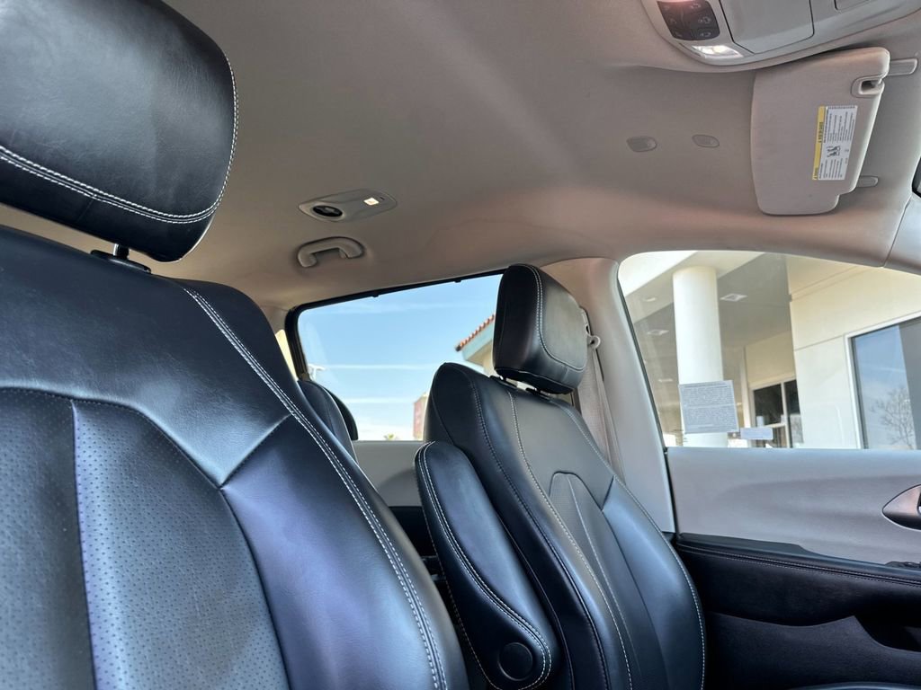 Used 2023 Chrysler Pacifica Touring-L FWD image 17