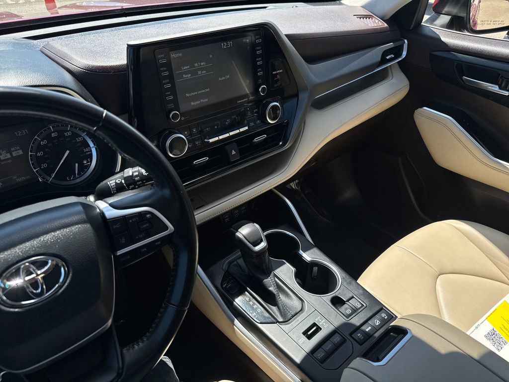 Used 2022 Toyota Highlander XLE AWD/4WD image 23