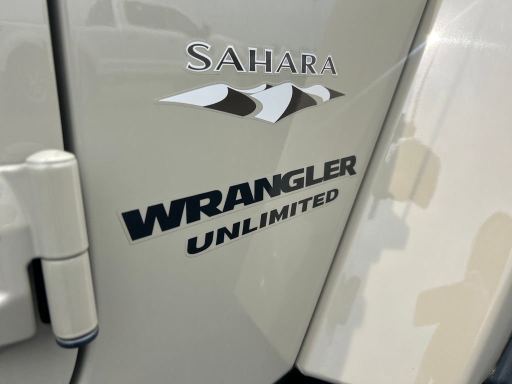 Used 2017 Jeep Wrangler Unlimited Sahara w/ Connectivity Group AWD/4WD image 9