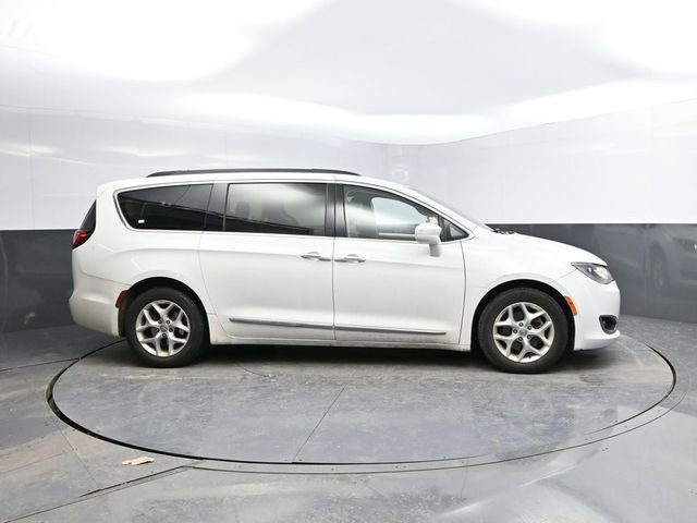 Used 2017 Chrysler Pacifica Touring-L w/ Tire & Wheel Group image 11