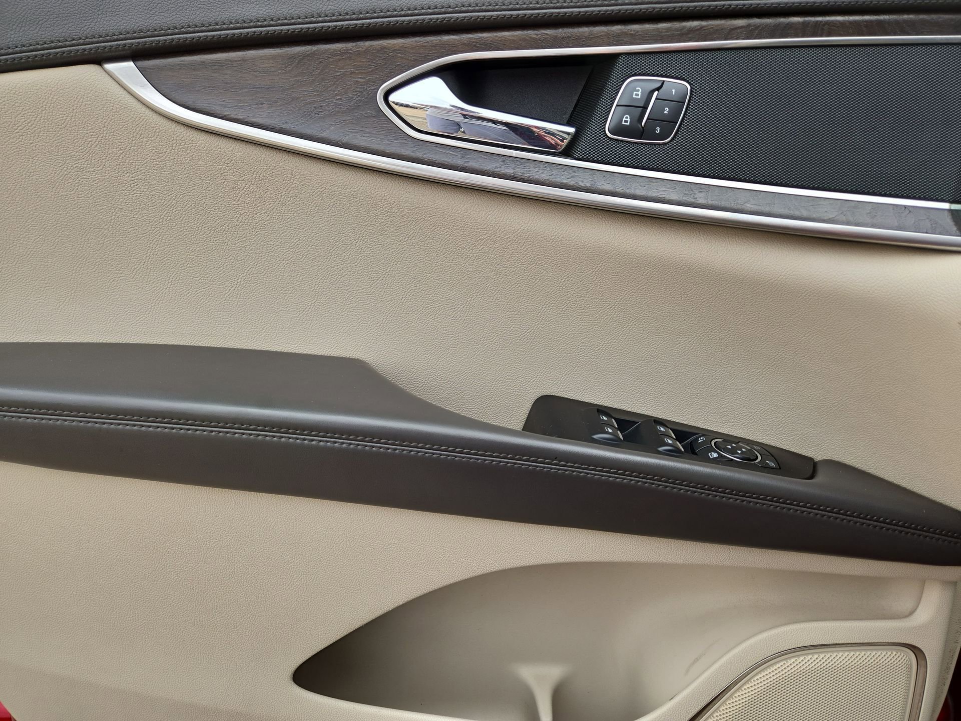 Used 2016 Lincoln MKX Reserve w/ Technology Package FWD image 15