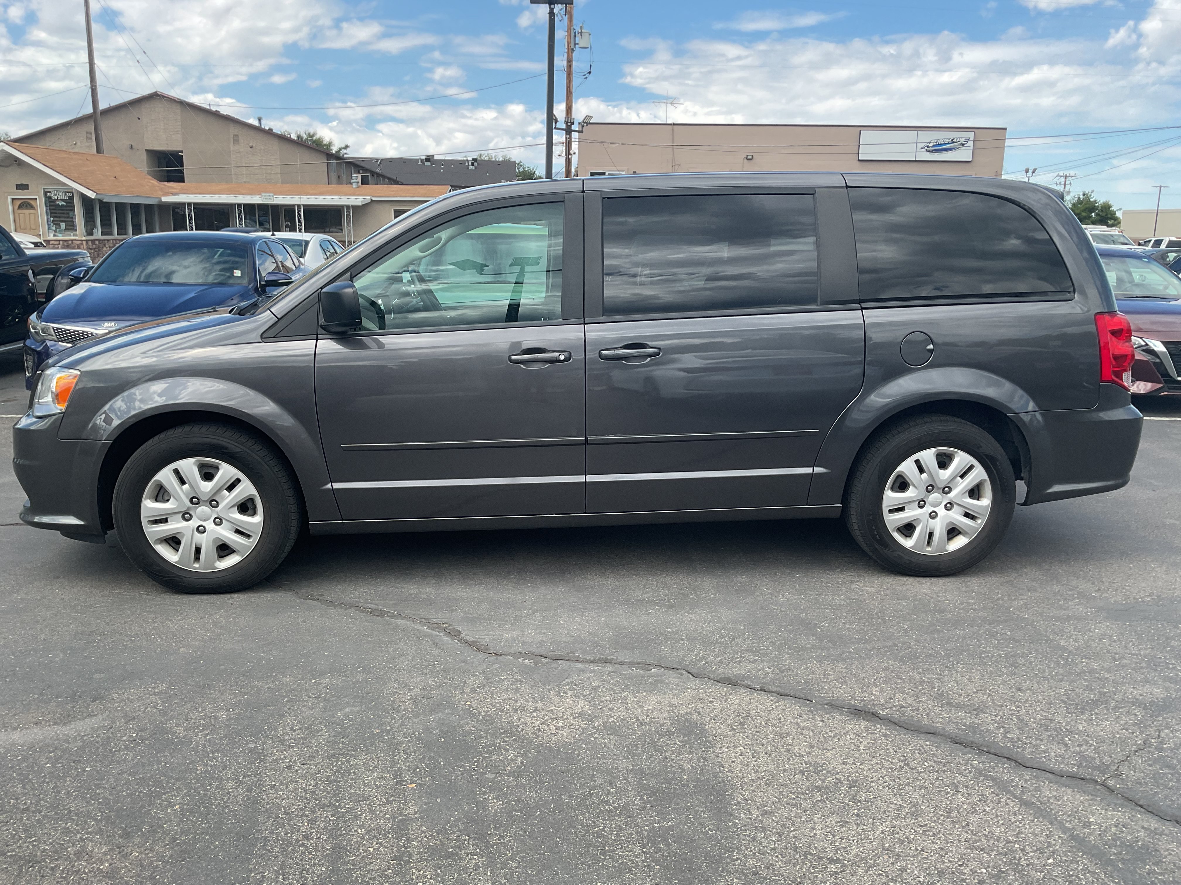 Used 2017 Dodge Grand Caravan SE w/ UConnect Hands-Free Group FWD image 4