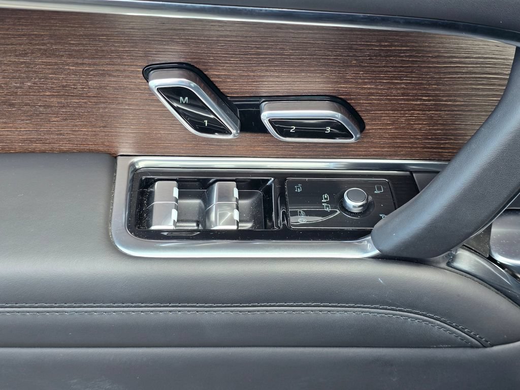 Certified 2025 Land Rover Range Rover Autobiography AWD/4WD image 32