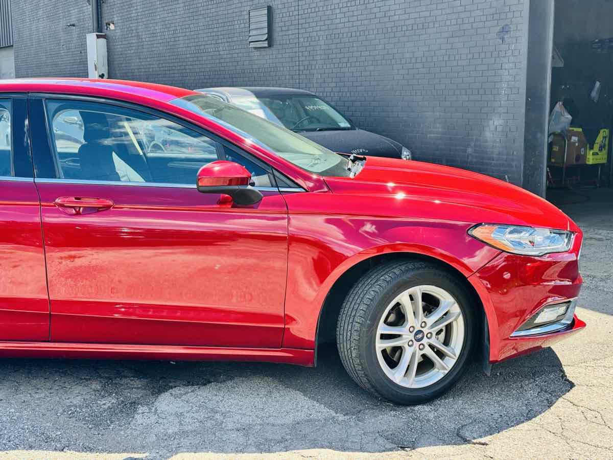 Used 2018 Ford Fusion SE w/ Fusion SE Technology Package FWD image 3