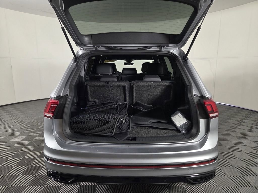Used 2023 Volkswagen Tiguan SE R-Line FWD image 28