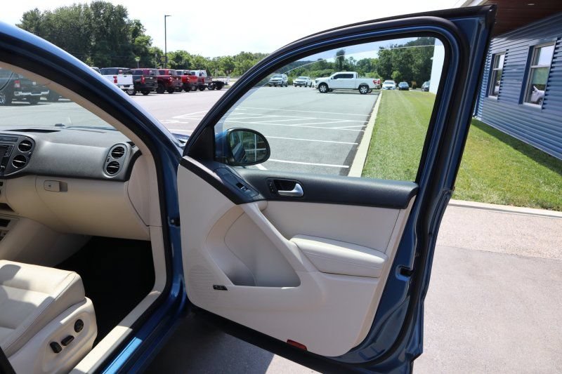 Used 2017 Volkswagen Tiguan SEL AWD/4WD image 25