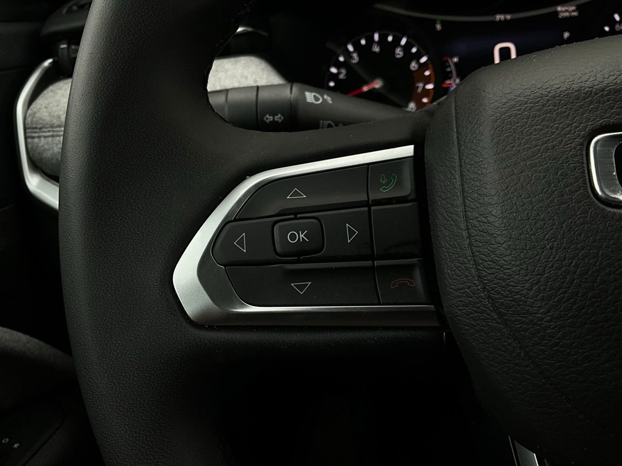 Used 2025 Jeep Compass Latitude image 34