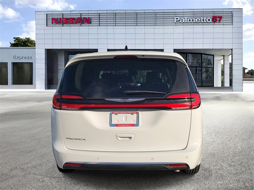 Used 2024 Chrysler Pacifica Touring-L image 5