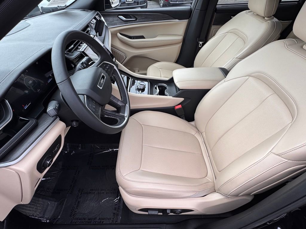 Used 2023 Jeep Grand Cherokee Limited w/ Luxury Tech Group II image 17