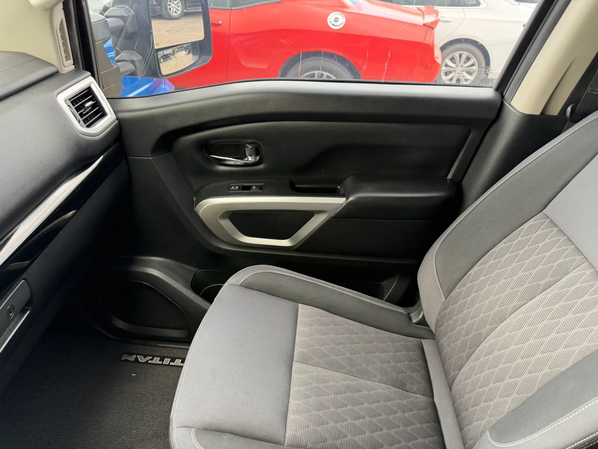 Used 2021 Nissan Titan SV w/ SV Convenience Package image 12