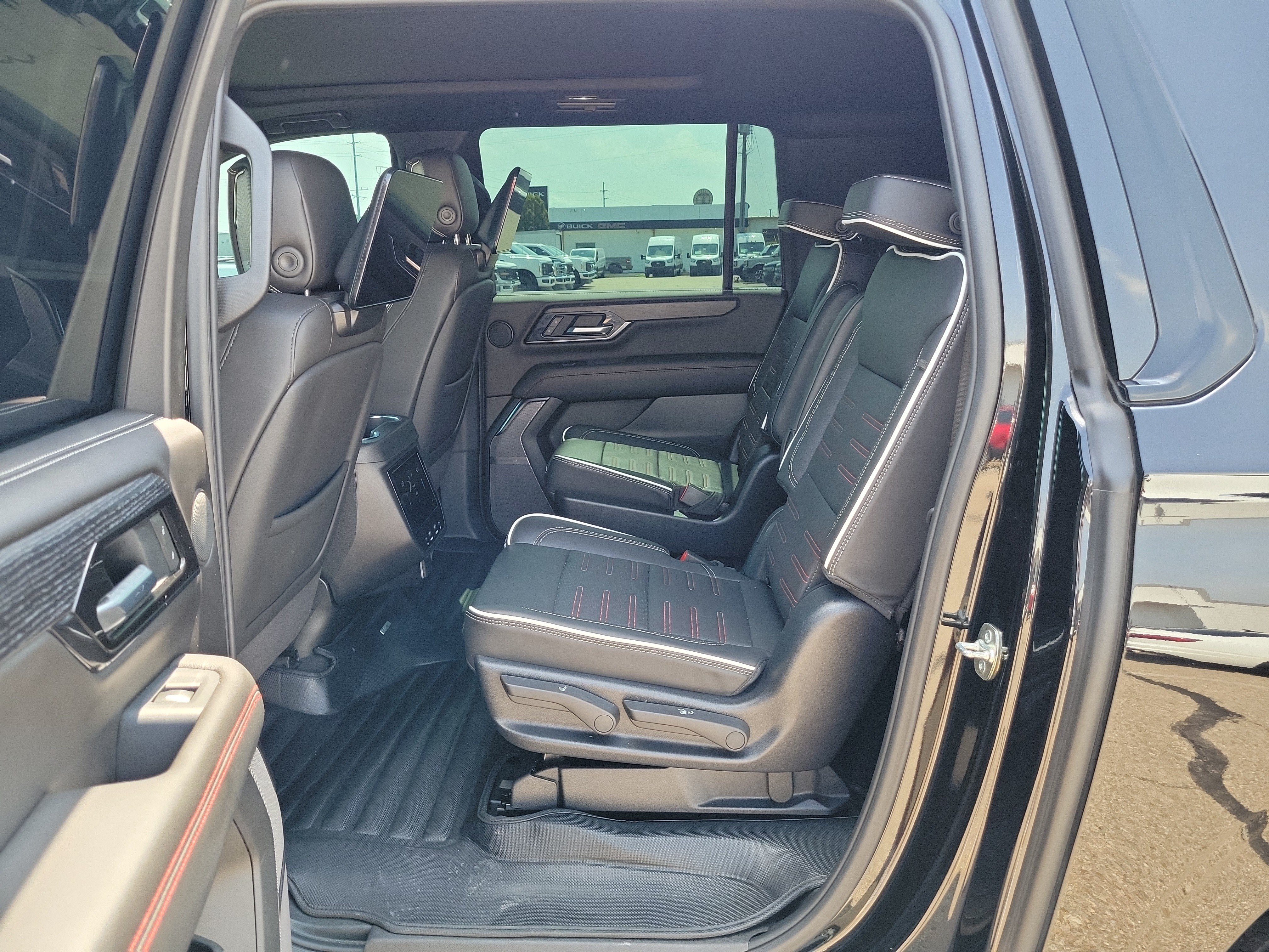 Used 2025 GMC Yukon XL AT4 Ultimate AWD/4WD image 12