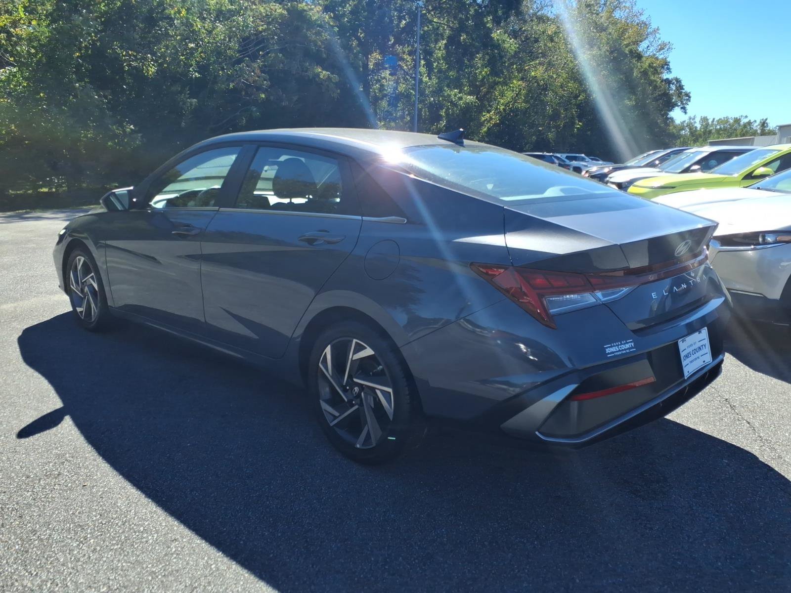 Used 2025 Hyundai Elantra SEL FWD image 3