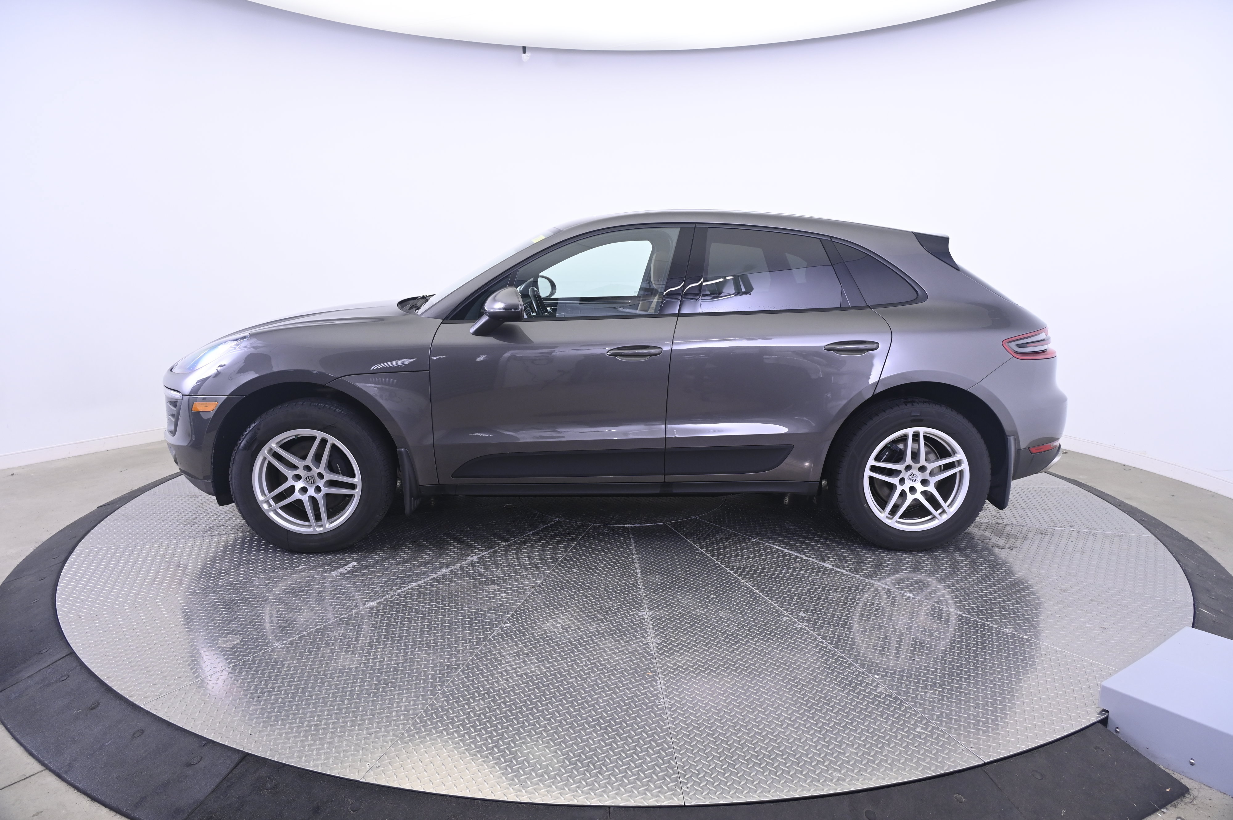 Used 2018 Porsche Macan AWD/4WD image 2