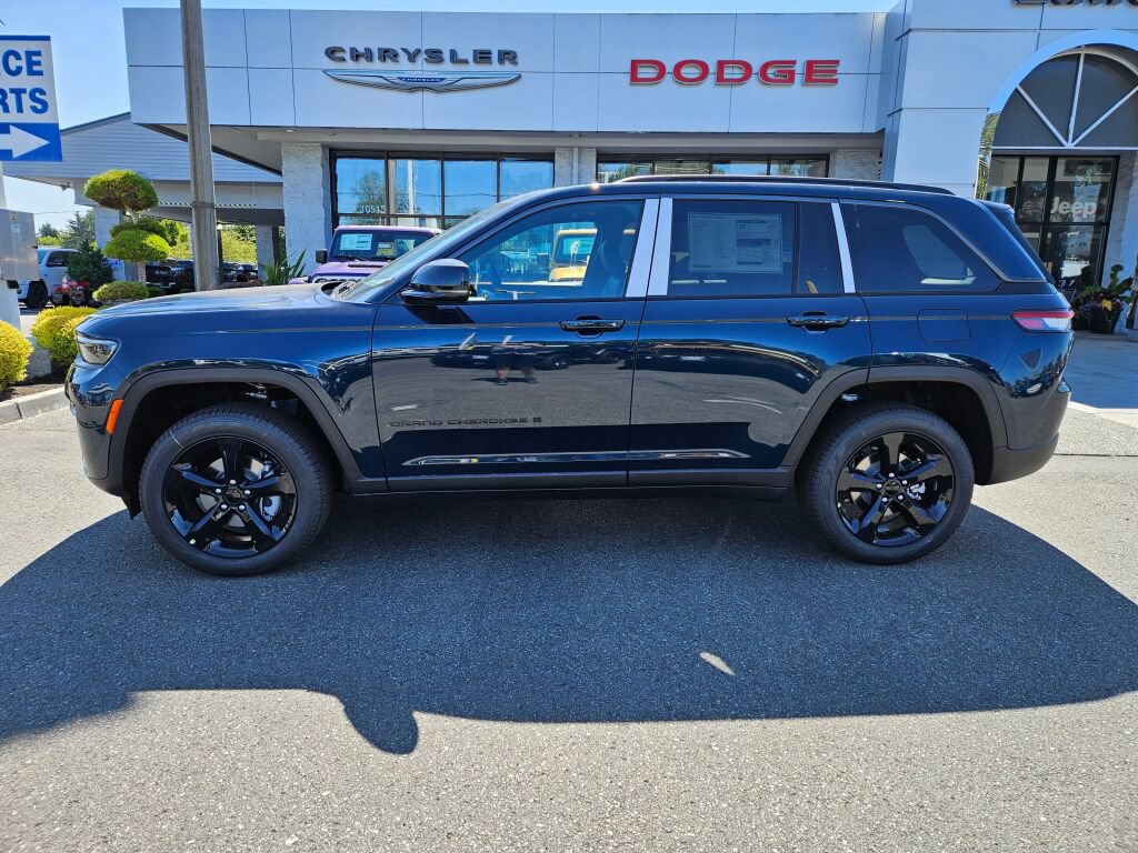 New 2026 Jeep Grand Cherokee Limited w/ Limited Altitude Package AWD/4WD image 2
