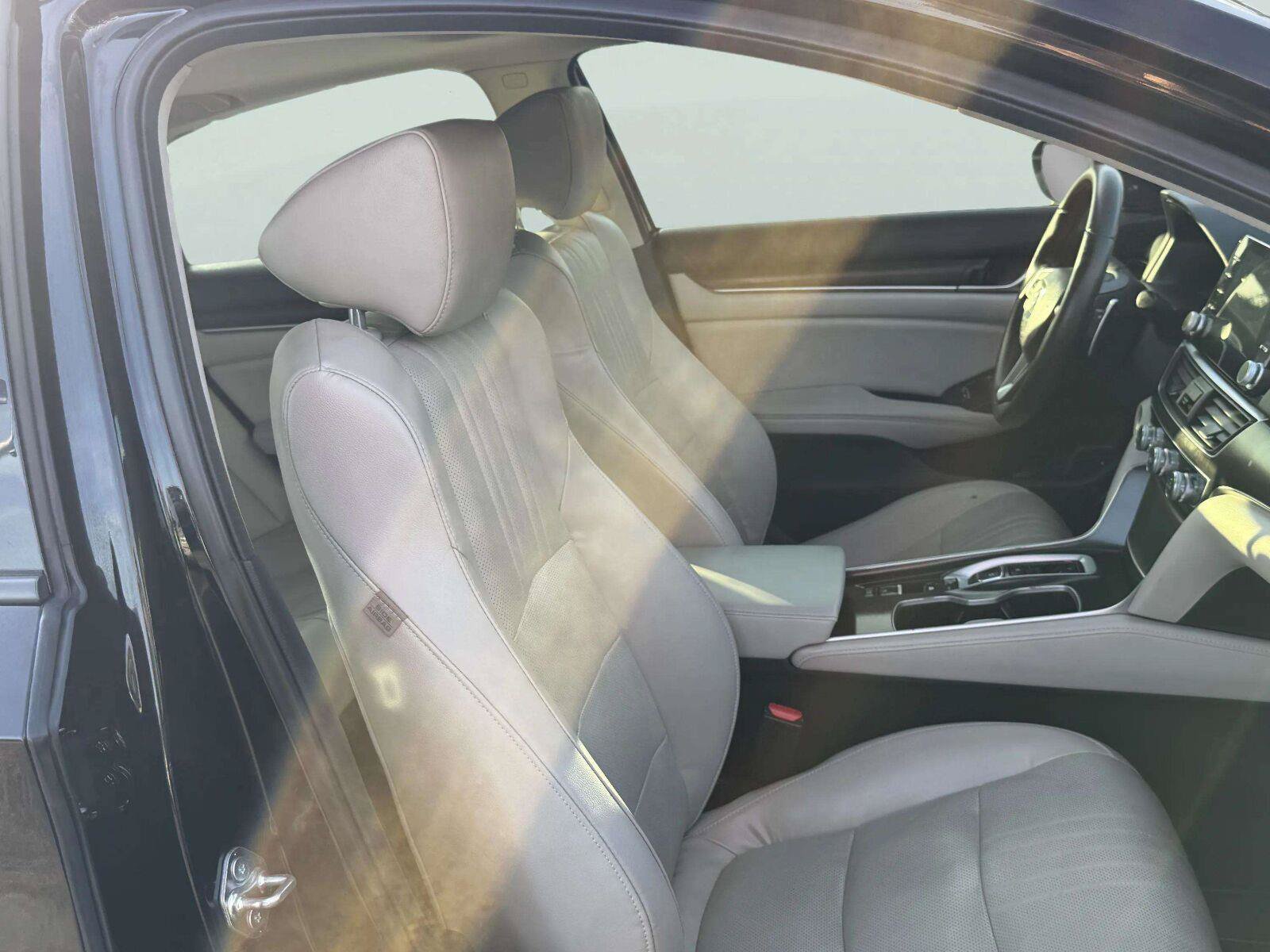 Used 2018 Honda Accord Touring image 29