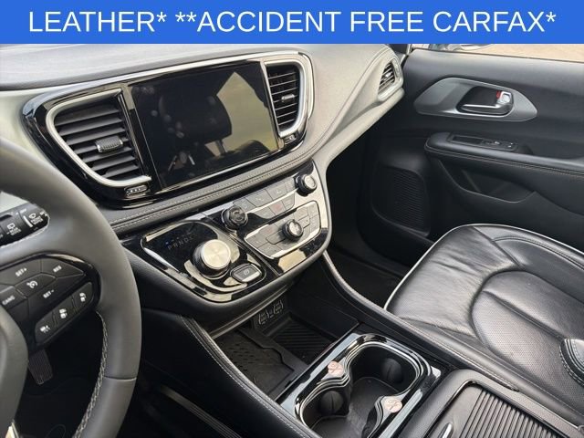 Used 2025 Chrysler Pacifica Limited image 30