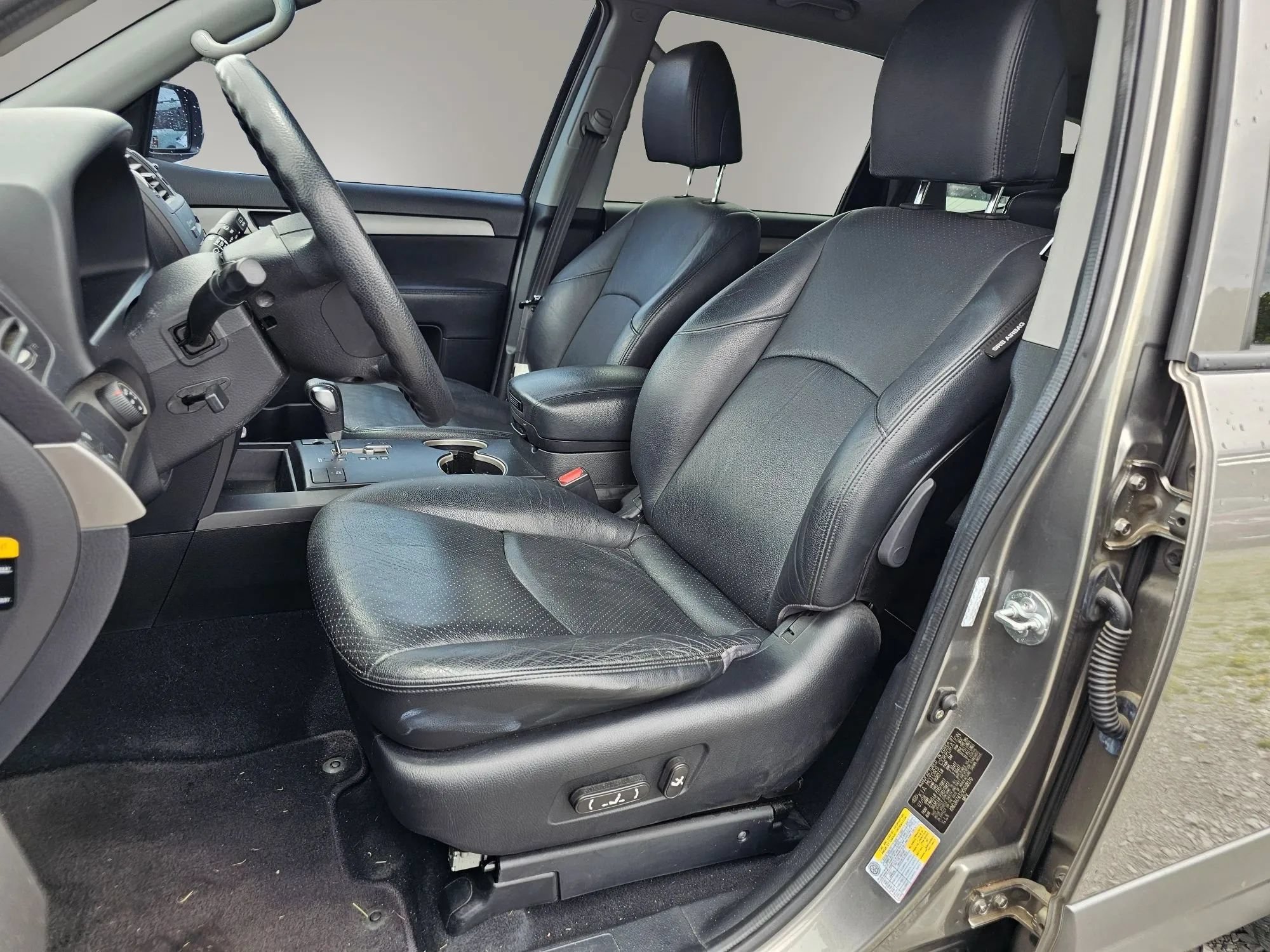 Used 2009 Kia Borrego LX w/ Convenience Pkg AWD/4WD image 3