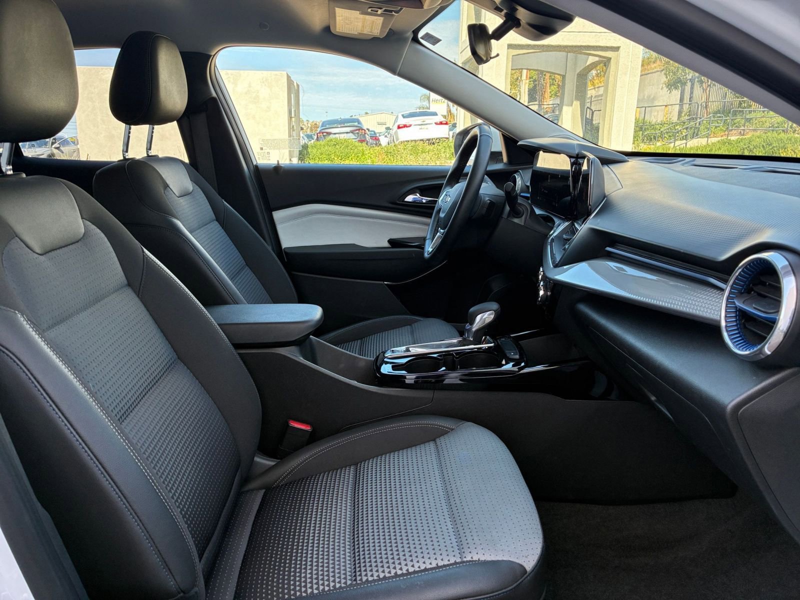 Used 2025 Chevrolet Trax LT w/ LT Convenience Package image 35